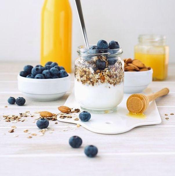 Vitamince zengin sıkılmış meyve suyu hazırlayan portre