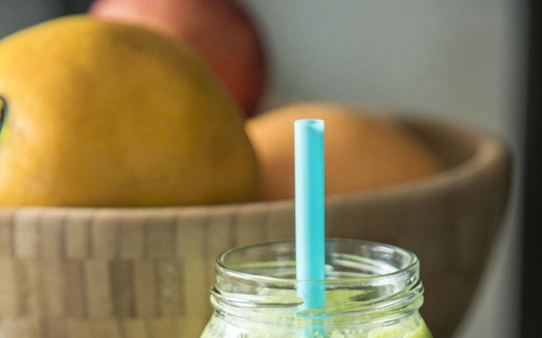 Bir tabakta taze meyve smoothie'si