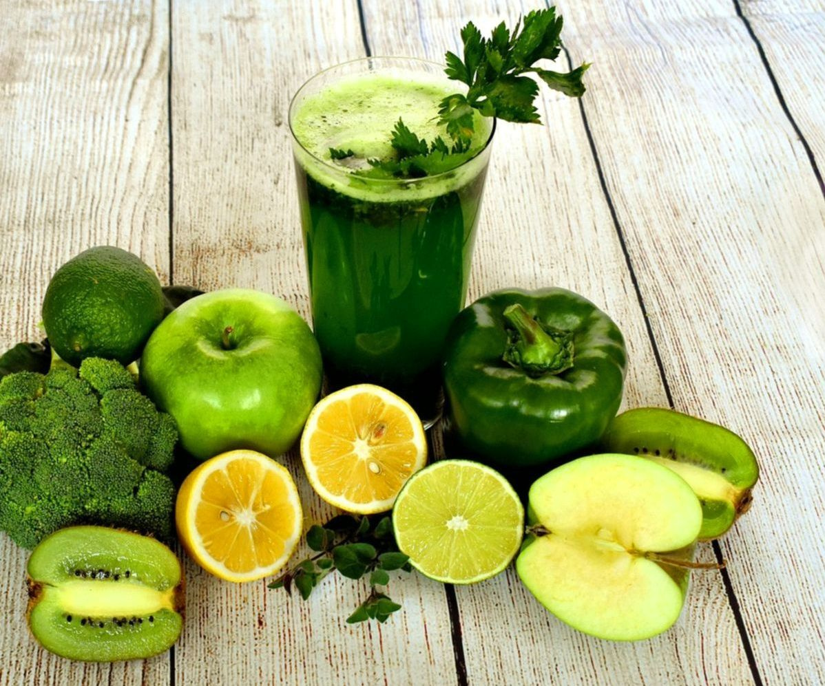 Taze meyve smoothie'leri ve suyu hazırlayan counter